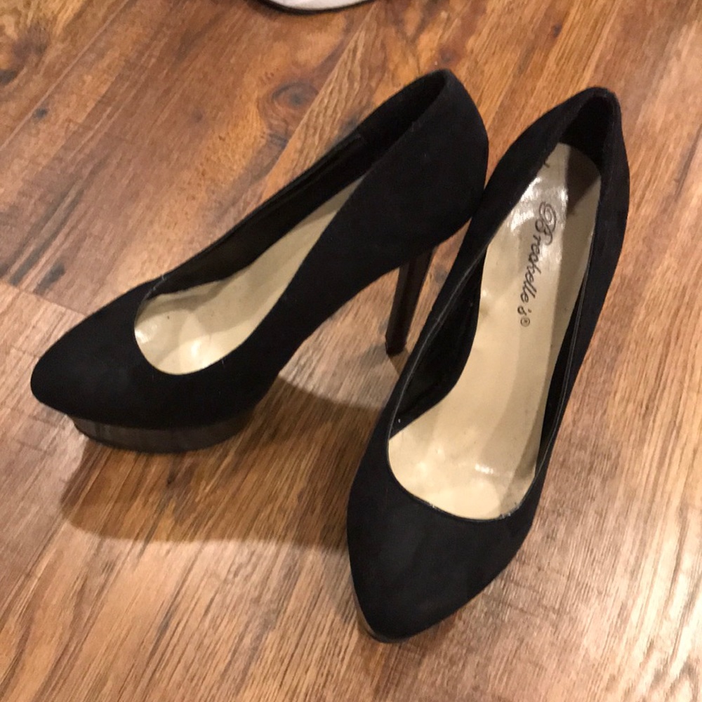 Black pumps